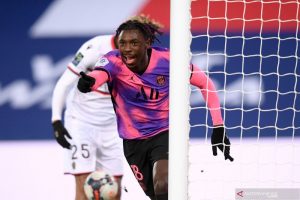 Penyerang Paris Saint-Germain Moise Kean saat merayakan golnya ke gawang Nice dan membawa timnya menang 2-1 dalam laga pekan ke-25 Liga Prancis yang berlangsung di Parc des Princes, Sabtu (13/2/2021) (ANTARA/FEP/Panoramic/Philippe Lecoeur via Reuters)