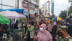 Tim Gabungan Banjarmasin Tengah melakukan operasi yustisi di kawasan Pasar Tungging Minggu Pagi di Jalan RE Martadinata. (Humas Polresta Banjarmasin)