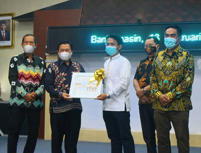 Walikota Ibnu Sina didampingi Wakil Walikota Hermansyah menerima cenderamata dari pimpinan DPRD Kota Banjarmasin. (Diskominfotik Banjarmasin)