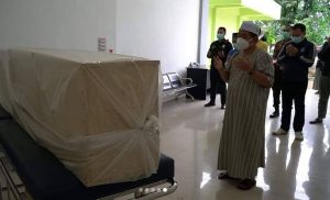 Walikota Ibnu Sina shalatkan jenazah kader PKK Banjarmasin Tengah. (Dokpim Banjarmasin)