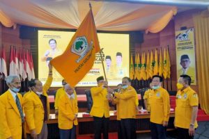 Supian HK menyerahkan panji Partai Golkar kepada Sayed Jafar. (antara)