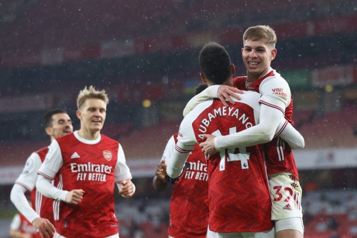 Pemain Arsenal Pierre-Emerick Aubameyang merayakan golnya bersama rekan satu tim Emile Smith Rowe Pool ketika timnya menang 4-2 melawan Leeds United di Emirates Stadium, London, Inggris, 14 Februari 2021. (Pool via REUTERS/JULIAN FINNEY)