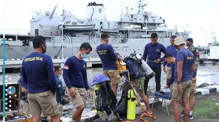 Personel TNI Angkatan Laut yang diterjunkan membantu KNKT dalam operasi mencari CVR Sriwijaya Air SJ-182, Senin 15 Februari 2021. (TNI AL)