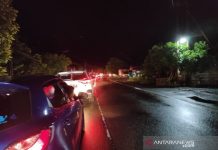 Jalan A Yani Sempat Macet Satu Jam Akibat Pohon Tumbang di Mataraman