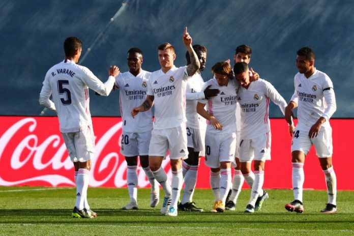 Toni Kroos dan para pemain Real Madrid melakukan selebrasi setelah mencetak gol di pertandingan Liga Spanyol di Estadio Alfredo Di Stefano, Madrid. (14/2/2021) (Reuters/Sergio Perez)