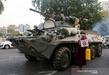 Militer Myanmar Diminta Tahan Diri Saat Bubarkan Massa dengan Tembakan, Biksu Unjuk Rasa Seorang Diri
