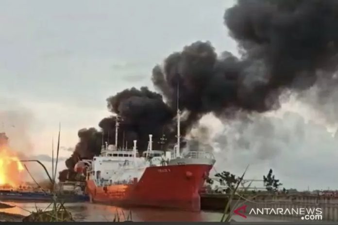 Kapal tongkang Oil Bas GPE (gemilang perkasa energi) terbakar dan meledak di perairan Sungai Mahakam Samarinda (Dok Antaranews Kaltim/Arumanto)