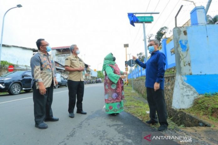 Darmawan Jaya Setiawan membuka selubung nama jalan Nadjmi Adhani. (antara)