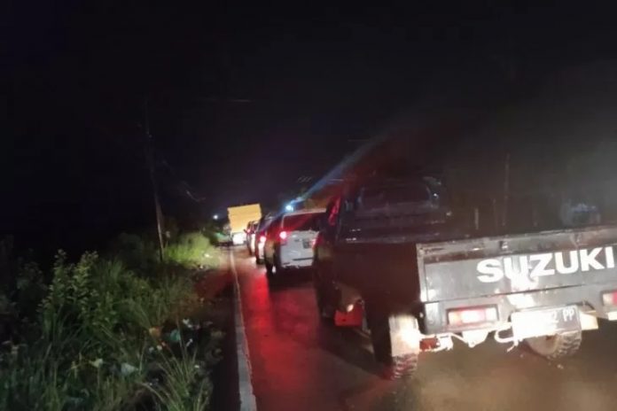 Kemacetan panjang di Jalan A Yani Km 55, Kabupaten Banjar, akibat harus antre menggunakan jembatan Mataraman. (antara)