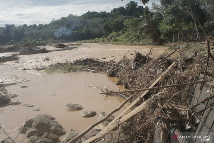 Kondisi Riam Bajandik di Desa Baru, Waki, Kecamatan Batu Benawa, HST, yang hancur akibat banjir. (antara)