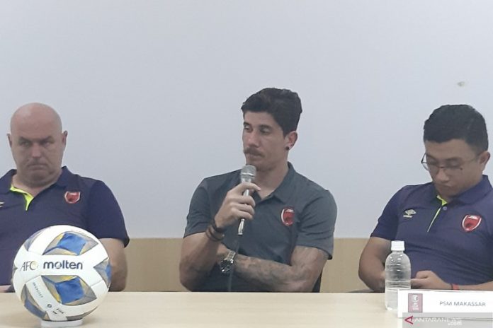 Arsip foto - Penyerang PSM Giancarlo Rodrigues (tengah) bersama pelatih PSM Bojan Hodak memberikan keterangan dalam konferensi pers usai laga kontra Lalenok United di leg kedua kualifikasi Piala AFC 2020 di Stadion Pakansari, Cibinong, Jawa Barat, Rabu (29/1/2020). PSM memenangkan pertandingan itu dengan skor 3-1 dan berhak lolos ke Piala AFC 2020 (Michael Siahaan)