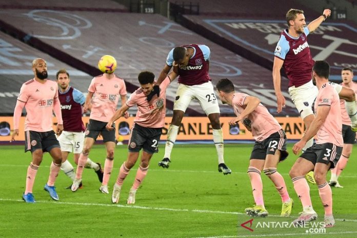 Pemain West Ham United Issa Diop (keempat dari kanan) menanduk bola tendangan sudut yang kemudian berbuah gol, pada pertandingan Liga Inggris melawan Sheffield United yang dimainkan di Stadion London, Senin (15/2/2021). (ANTARA/Pool via REUTERS/GLYN KIRK)