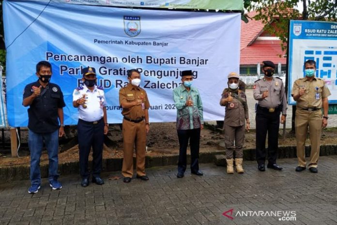 Bupati Banjar Khalilurrahman (tengah) saat pencanangan parkir gratis di lingkungan Rumah Sakit Umum Daerah Ratu Zalecha Martapura untuk meringankan beban pasien maupun keluarga pasien. Foto DKISP Banjar/Antaranews Kalsel