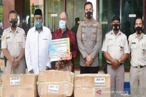 Kabag Watpres Biro SDM Polda Kalsel, AKBP Dani Humardani, menyerahkan Alquran braille untuk para penyandang tunanetra. (antara)