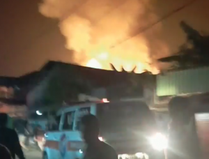 Kebakaran di Gang Serumpun Simpang Belintung. (@info_kejadian_banjarmasin)