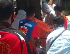Saat evakuasi jasad LM oleh relawan dan petugas PMI dibantu warga.( istimewa)