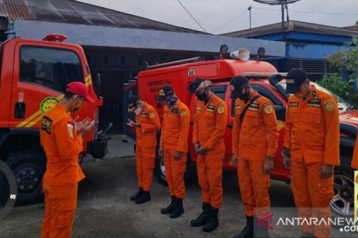 Tim SAR Pos Kerinci berdoa sebelum melakukan pencarian tiga mahasiswi di Gunung Masurai, Jambi. (antara)