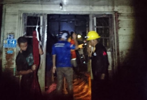 Tim relawan gabungan BPK Banjarmasin melakukan pembasahan kebakaran di Gang Serumpun. (istimewa)