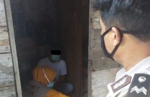 Bhabinkamtibmas Belitung Selatan Polsek Banjarmasin Barat, Aipda Nani Sugita, bersama petugas Puskemas mengecek warga yang diduga terpapar Covid-19. (Humas Polresta Banjarmasin)