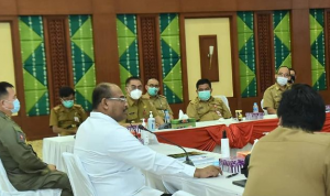 Pj Gubernur Kalsel, Drs Safrizal ZA MSi (tengah), didampingi Pj Sekda Provinsi Kalsel, Roy Rizali Anwar, memimpin rapat koordinasi dengan jajaran SDKPD, Rabu 17 Februari 2021. (Diskominfo Kalsel)