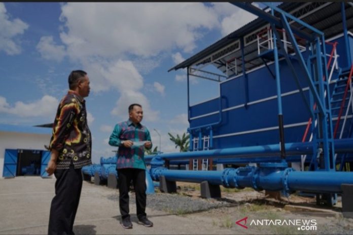 Sudian Noor saat meninjau jaringan PDAM Tanah Bumbu. (antara)