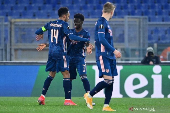 Penyerang Arsenal Bukayo Saka (tengah) merayakan gol yang dicetaknya ke gawang Benfica pada pertandingan leg pertama 32 besar Liga Europa yang dimainkan di Stadion Olimpico, Roma, Kamis (18/2/2021). (ANTARA/AFP/ALBERTO PIZZOLI)