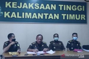 Asisten Tndak Pidana Khusus (Aspidsus) Kejati Kaltim, Prihati SH, didampingi tim jaksa saat ekspose kasus korupsi. (antara)