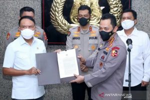 Kapolri Jenderal Listyo Sigit Prabowo menyerahkan surat izin keramaian kepada Menpora Zainudin Amali. (HO-antara)