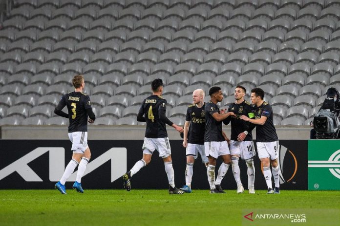 Para pemain Ajax saat merayakan gol penyama kedudukan yang dicetak Dusan Tadic ke gawang Lille saat kedua tim bertemu dalam leg pertama Liga Europa di Stadion Pierre-Mauroy, Lille, Kamis (18/2/2021). (ANTARA/Panoramic/Federico Pestellini via Reuters)