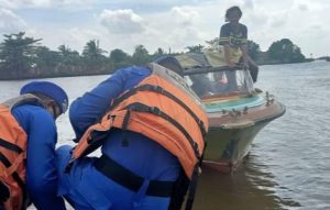 Personel Satpolair Banjarmasin menarik speedboat yang kehabisan bahan bakar di perairan Sungai Barito. (Humas Polresta Banjarmasin)