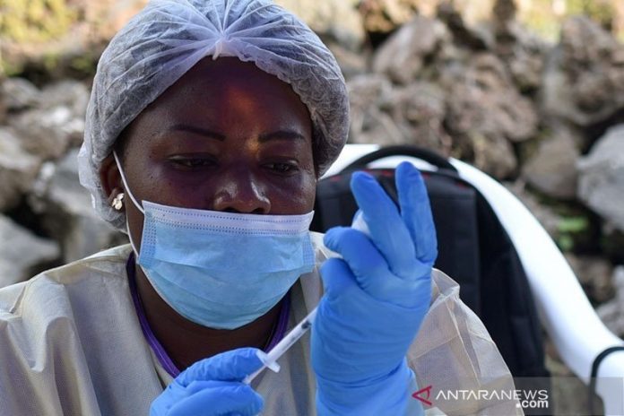 Seorang petugas kesehatan Kongo menyiapkan pemberian vaksin Ebola pada seorang pria terinfeksi di Pusat Kesehatan Himbi di Goma, Republik Demokratik Kongo, (17/7/2019). (ANTARA/REUTERS/Olivia Acland/aa)