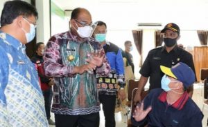 Pj Gubernur Kalsel, Drs Safrizal ZA MSi, berdialog dengan pasien di RSUD Ulin Banjarmasin, Jumat 19 Februari 2021. (Setdaprov Kalsel)