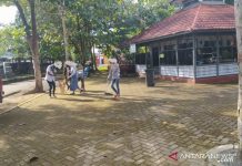 Kedapatan Berpelukan dan Mabuk di Taman Kijang Mas Pelaihari, Sejumlah Remaja Dihukum Bersihkan Mushala