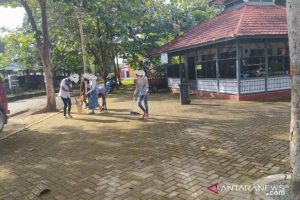 Remaja di Pelaihari dihukum bersihkan mushala setelah kedapatan berbuat asusila di Taman Kijang Mas. (Diskominfo Tanah Laut via antara)