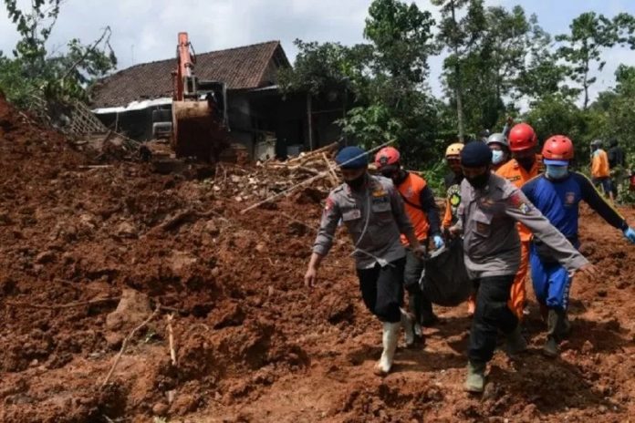 Tim SAR mengevakuasi jenazah korban tanah longsor di Ngetos, Nganjuk, Jawa Timur. (antara)