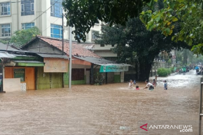 Banjir dengan ketinggian kurang lebih satu meter di Jalan Jomas RT 08/05 dan Jalan Raya Meruya Ilir, Jakarta Barat. (ANTARA/HO-Kelurahan Meruya Utara)