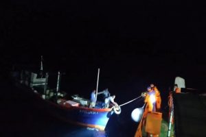 Basarnas Ternate dibantu Polairud menyelamatkan kapal nelayan yang mengalami mati mesin. (antara)