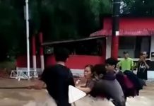 Detik-detik Para Pemuda Berjibaku Tolong Ibu Gendong Anak Seberangi Arus Deras Banjir Ciledug