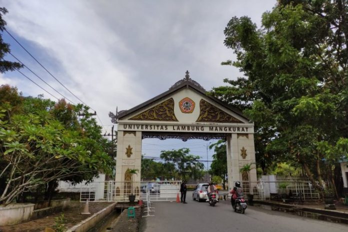 Pintu germbang kampus Universitas Lambung Mangkurat ( ULM ). (antara)