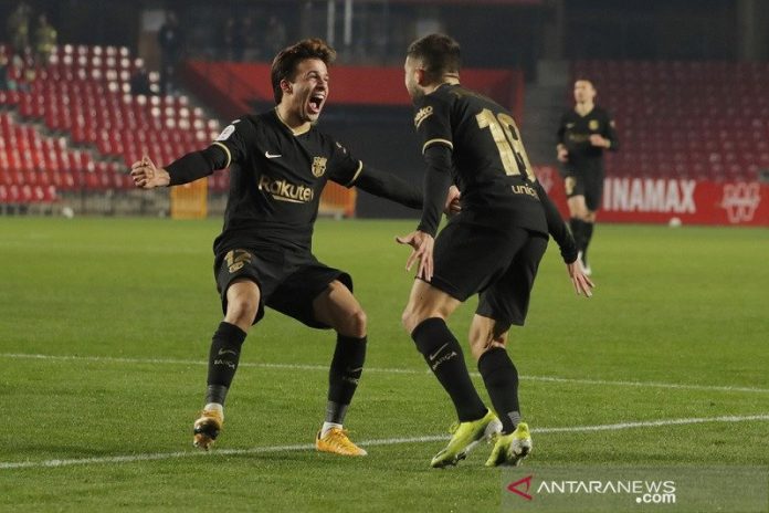 Bek Barcelona Jordi Alba (kanan) melakukan selebrasi bersama Riqui Puig selepas mencetak gol pengunci kemenangan atas Granada dalam laga perempat final Copa del Rey di Stadion Nuevo Los Carmenes, Granada, Spanyol, Rabu (3/2/2021) waktu setempat. (ANTARA/REUTERS/Jon Nazca)