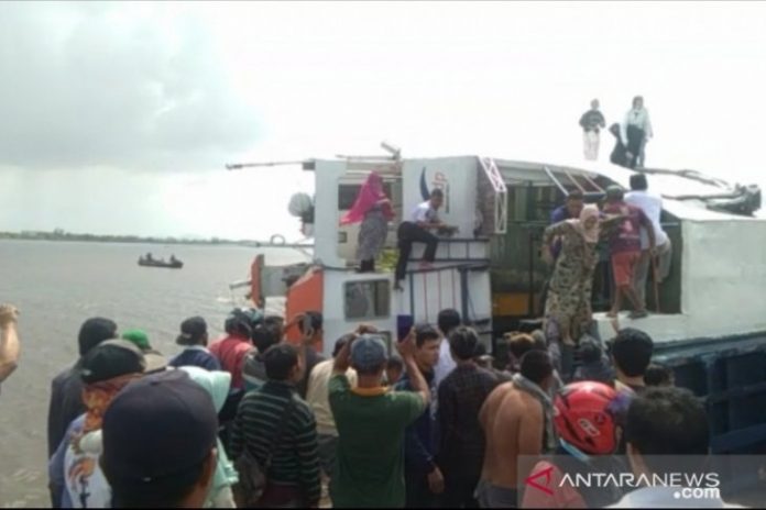 KMP Bili milik ASDP terbalik di penyeberangan Perigi Piai, Tekarang, Kabupaten Sambas, Kalimantan Barat. ANTARA/Dokumen