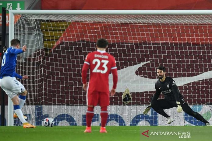 Pemain Everton Gylfi Sigurdsson (kiri) mengeksekusi penalti pada pertandingan Liga Inggris melawan Liverpool yang dimainkan di Stadion Anfield, Liverpool, Sabtu (20/2/2021). (ANTARA/Pool via REUTERS/PAUL ELLIS)