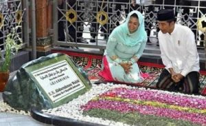 Presiden Joko Widodo saat berziarah ke makam Gus Dur. (NU Online)