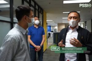 Tangkapan layar pertemuan pesohor Raffi Ahmad (kiri) dan Ketua Umum PSSI Mochamad Iriawan (kanan), dari kanal Youtube PSSI TV, di Kantor PSSI, Jakarta, Jumat (19/2/2020). Raffi menyambangi PSSI untuk mendukung penyelenggaraan turnamen pramusim Piala Menpora 2021. (ANTARA/HO/PSSI)