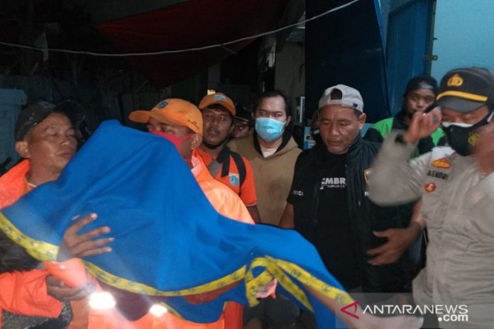 2434 / 5000 Hasil terjemahan Jenazah salah satu korban tenggelam di Jakarta Barat dibawa oleh polisi dan tim penyelamat pada Sabtu (20/2/2020) malam. Polsek ANTARA / HO-Kembangan.