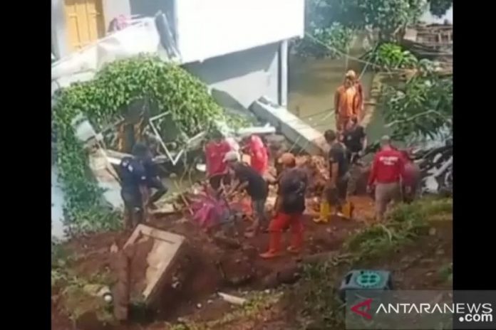 Tangkapan layar petugas gabungan mengevakuasi bangunan rumah yang tertimpa tanah longsor di Jalan Kemang Timur 11, Kelurahan Bangka, Jakarta Selatan, Sabtu (20/2/2021) (ANTARA/Laily Rahmawaty)