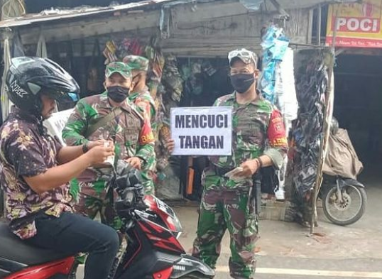 Angota TNI Kodim 1007 Banjarmasin melalui Koramil melaksanakan operasi Pemberlakuan Pembatasan Kegiatan Masyarakat (PPKM) secara serentak, Senin 22 Februari 2021. (Kodim 1007 Banjarmasin)