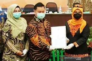 Halikinnor dan Irawati menerima berita acara penetapan pasangan Bupati dan Wakil Bupati Kotim terpilih dari Ketua KPU, Siti Fathonah, Kamis 18 Februari 2021. (antara)