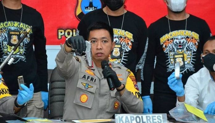 Kapolres HSU, Kapolres HSU, AKBP Afri Darmawan SIK MH, menunjukan senjata yang digunakan SA menyandera korban. (Humas Polda Kalsel)