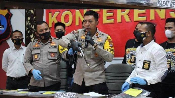 Kapolres HSU, AKBP Afri Darmawan SIK MH, menunjukan senjata yang digunakan SA menyandera korban. (Polres HSU)